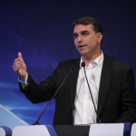 TSE determina que filiação de Flávio ao PL seja restabelecida
