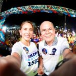 Sâmia reforça candidaturas de Hildo Rocha e João Igor com caminhada e comício em Santa Quitéria